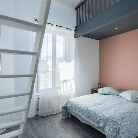 Maison De En Plein Centre Avec Terrasse * 푸아티에